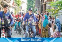 Bupati Lamongan Yuhronur Efendi turut semarakkan kemerdekaan bersama masyarakat. Semarak kemerdekaan kali ini dikemas dengan kegiatan fun bike, Minggu (20/8) di Lapangan Desa Sumberagung Kecamatan Brondong.