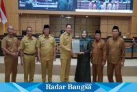  Bupati Lamongan Yuhronur Efendi saat menyampaikan nota keuangan rancangan perubahan APBD Kabupaten Lamongan tahun anggaran 2023, Senin (21/8/2023) di ruang rapat paripurna gedung DPRD Kabupaten Lamongan.
