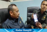 Ketua DPD PAN Lamongan Ali Mahfudl didampingi Sekretaris DPD Hamzah Fansyuri saat menunjukan bukti gambar yang viral di medsos. (Dok Istimewa)