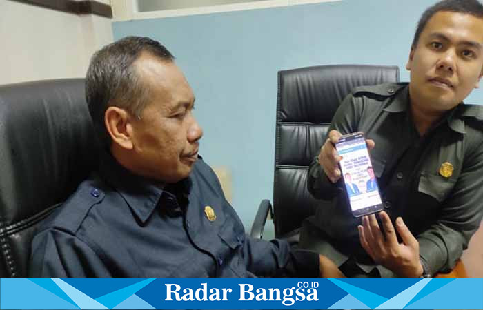 Ketua DPD PAN Lamongan Ali Mahfudl didampingi Sekretaris DPD Hamzah Fansyuri saat menunjukan bukti gambar yang viral di medsos. (Dok Istimewa)