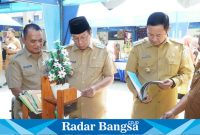 Bupati Lamongan Yuhronur Efendi di damping Wabup dan  Kepala Dinas Pendidikan Kabupaten Lamongan Ir. Munif Syarif, M.M. saat membuka kegiatan talkshow peningkatan indeks literasi masyarakat (PILM) Lamongan, Senin (28/8) di Pendopo Lokatantra.
