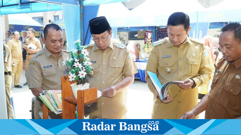 Bupati Lamongan Yuhronur Efendi di damping Wabup dan  Kepala Dinas Pendidikan Kabupaten Lamongan Ir. Munif Syarif, M.M. saat membuka kegiatan talkshow peningkatan indeks literasi masyarakat (PILM) Lamongan, Senin (28/8) di Pendopo Lokatantra.
