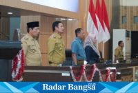 Bupati Lamongan Yuhronur Efendi berikan jawaban atas pandangan umum fraksi atas raperda perubahan APBD 2023, Senin (28/8) di ruang rapat Paripurna gedung DPRD Kabupaten Lamongan