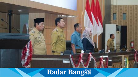 Bupati Lamongan Yuhronur Efendi berikan jawaban atas pandangan umum fraksi atas raperda perubahan APBD 2023, Senin (28/8) di ruang rapat Paripurna gedung DPRD Kabupaten Lamongan