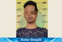 Inisial 'AAL' (25) laki laki, warga Dusun Kebonan, Desa condro, Kecamatan Pasirian, ketika diamankan polisi, Senin (31/7). (Dok Humas Polres Lmj, for Riyaman).