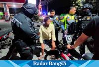  Petugas gabungan Satlantas dan Tim Jos Presisi Polres Lumajang, ketika melaksanakan patroli Hunting system, Minggu (31/8). (Dok Humas Polres Lmj, for Riyaman).