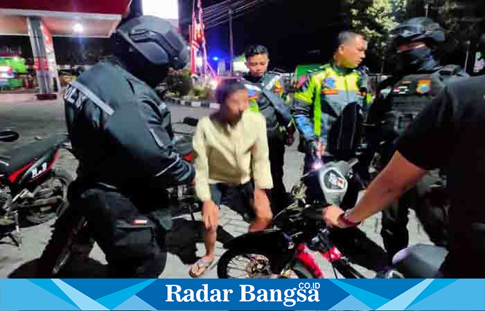  Petugas gabungan Satlantas dan Tim Jos Presisi Polres Lumajang, ketika melaksanakan patroli Hunting system, Minggu (31/8). (Dok Humas Polres Lmj, for Riyaman).