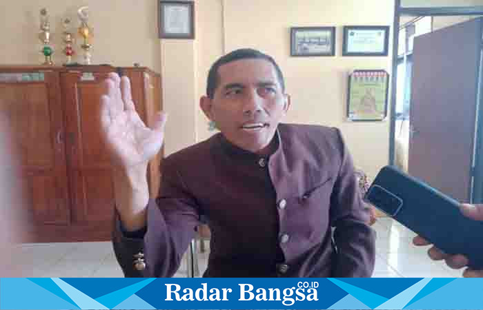 Koordinator Pasar Senduro, Muhammad Zainul Anwar, saat dikonfirmasi Radarbangsa.co.id di ruangan kerjanya, Selasa (15/8). (Dok Riyaman, Radarbangsa.co.id).