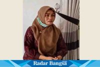 Sekertaris Desa (Sekdes) Bedayu, Cuplik Sugiarti (35) tahun, ketika dikonfirmasi Radarbangsa.co.id di ruang kerjanya, Selasa (15/8) kemarin. (Dok Riyaman/Radarbangsa.co.id).