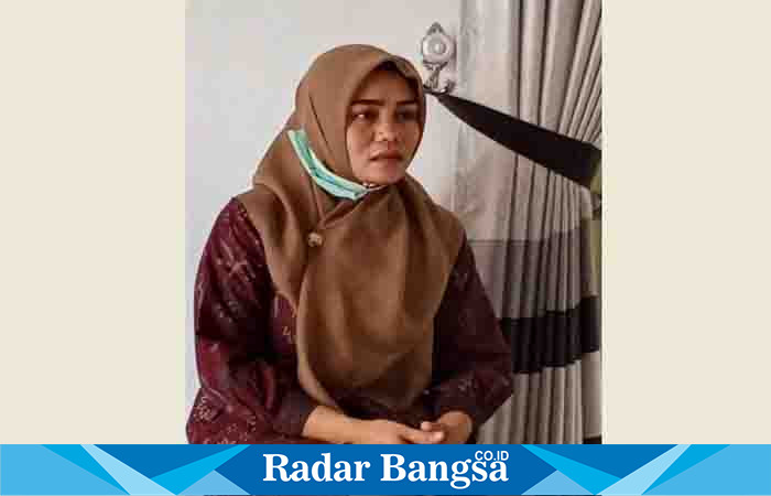 Sekertaris Desa (Sekdes) Bedayu, Cuplik Sugiarti (35) tahun, ketika dikonfirmasi Radarbangsa.co.id di ruang kerjanya, Selasa (15/8) kemarin. (Dok Riyaman/Radarbangsa.co.id).