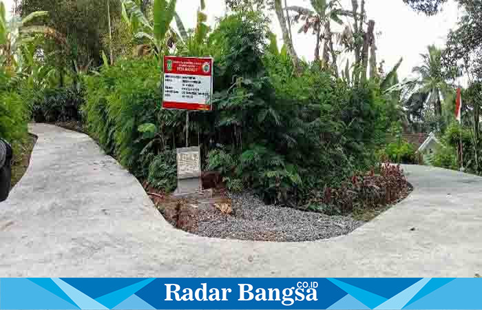 Pembangunan jalan Rabat Beton dengan volume : 450, Lebar 2,5 M, dan ketebalan 0.12 cm, di Dusun Sidorukun, Desa Gucialit. (Dok Riyaman/Radarbangsa.co.id)