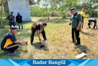  Polsek Yosowilangun, AKP. Samsul Hadi, S.H., M.H, Beserta Kepala Desa, SKD dan Warga, saat melakukan penanaman pohon Cemara di pantai Wotgalih, Jum'at (18/8). (Dok Riyaman/Radarbangsa.co.id).