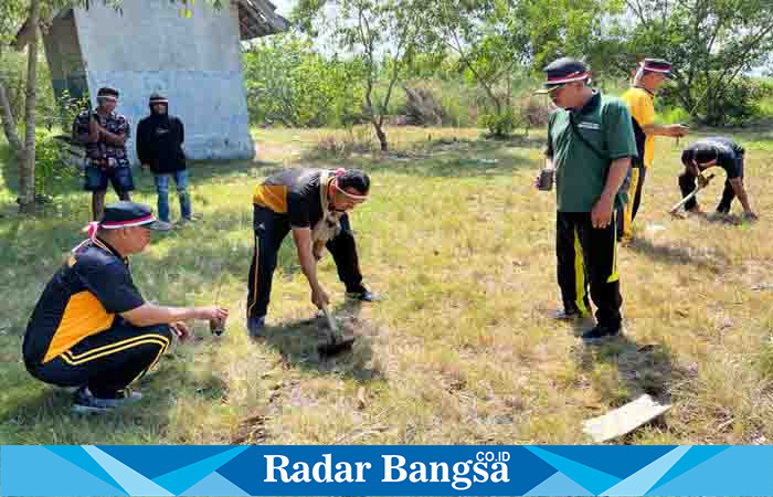  Polsek Yosowilangun, AKP. Samsul Hadi, S.H., M.H, Beserta Kepala Desa, SKD dan Warga, saat melakukan penanaman pohon Cemara di pantai Wotgalih, Jum'at (18/8). (Dok Riyaman/Radarbangsa.co.id).