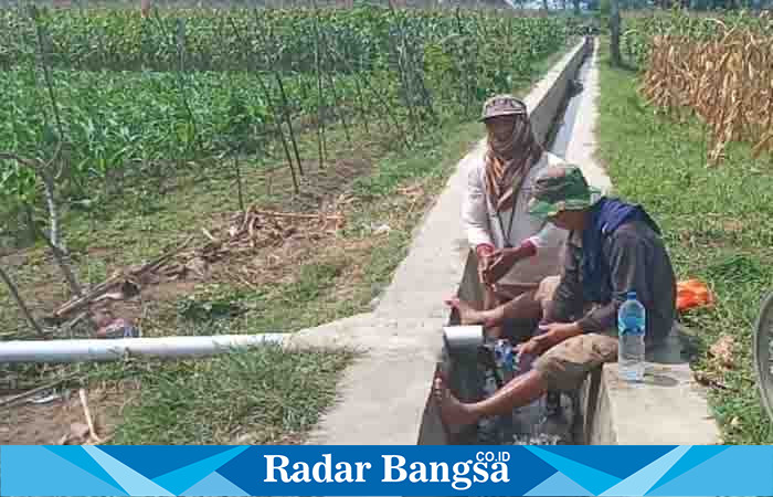  Saat warga mengambil air di sumur artesis di Desa Selokbesuki buat bekal air minum, Jum'at (18/8). (Dok Riyaman/Radarbangsa.co.id).