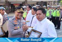 Kapolres Lumajang, AKBP. Dr. Boy Jackson Situmorang, S.H., S.I.K., M.H, ketika memberikan Reward di halaman Mapolres Lumajang, Senin (7/8/2023). (Dok Humas Polres Lmj, for Riyaman).