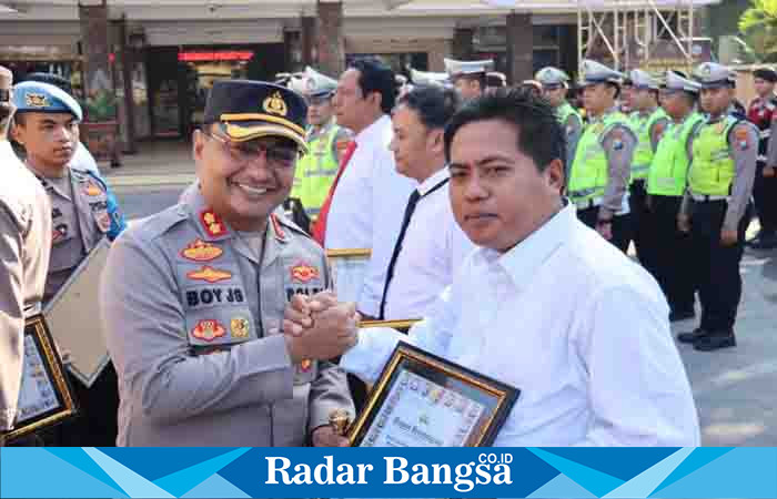 Kapolres Lumajang, AKBP. Dr. Boy Jackson Situmorang, S.H., S.I.K., M.H, ketika memberikan Reward di halaman Mapolres Lumajang, Senin (7/8/2023). (Dok Humas Polres Lmj, for Riyaman).