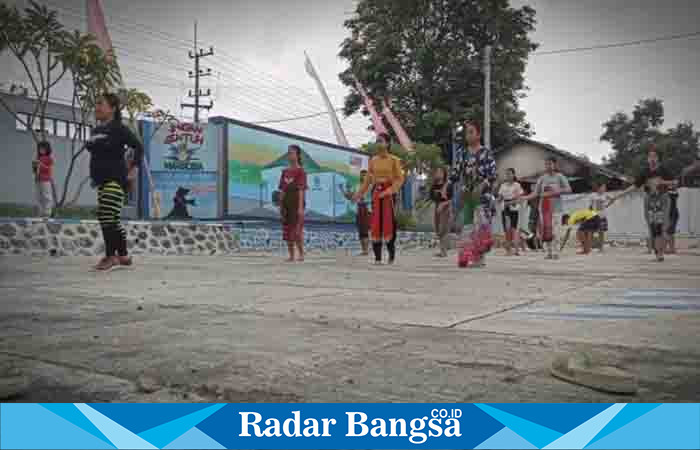 Masyarakat sekitar saat memanfaatkan kantor BNNK Lumajang sebagai tempat untuk berlatih menari, Selasa (8/8/2023). (Dok Riyaman/Radarbangsa.co.id)