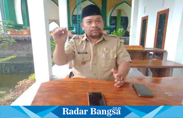 Jumanang Kepala Desa Kandangan, Kecamatan Senduro, ketika ditemui Radarbangsa.co.id di Kantor Desanya, Rabu (2/8). (Dok Riyaman)