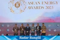 SVP Perencanaan PTBA Septyo Cholidie (pertama dari kiri) mewakili manajemen PTBA menerima penghargaan Runner-up ASEAN Coal Award dalam ajang ASEAN Energy Award bidang Coal Handling and Distribution.