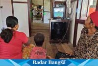 Samirin (45) bersama keluarganya kini bisa menikmati hiburan di televisi pada siang hari setelah PLN berhasil mengalirkan listrik 24 jam ke Desa Temajuk, Kabupaten Sambas, Kalimantan Barat. Desa tersebut menjadi desa terluar yang berbatasan langsung dengan Malaysia.