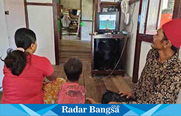 Samirin (45) bersama keluarganya kini bisa menikmati hiburan di televisi pada siang hari setelah PLN berhasil mengalirkan listrik 24 jam ke Desa Temajuk, Kabupaten Sambas, Kalimantan Barat. Desa tersebut menjadi desa terluar yang berbatasan langsung dengan Malaysia.