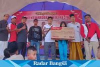 PJ Kades Madupat Kecamatan Camplong Sonny Sukardono Saat Memberikan Hadiah (Dok foto Alam RadarBangsa.co.id)