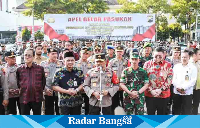 Kapolda Jateng Irjen Pol Ahmad Luthfi didampingi sejumlah pejabat termasuk Wagub Jateng, Taj Yasin Maimoen. 