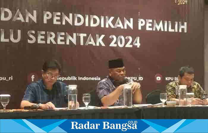 H Rahmat dalam forum pendidikan pemilih ,Selasa (8/8) Di Aston(Foto: Radar bangsa)