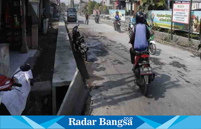 Tampak Betonisasi rampung tinggal drainase,Selasa (8/8) di suko taman (Foto: Radarbangsa)