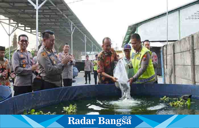 Kapolresta tebar beni lele,Selasa (8/8) di Banga (Foto:Radarbangsa )