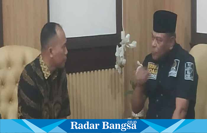 Kajari Sidoarjo menerima kunjungan komisi III, Jum at (25/8) di kantor kejaksaan. (Foto : RadarBangsa)
