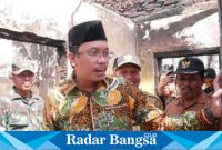 Bupati bantu pembangunan rumah kebakar,Senin (28/8) Di Tarik. (Foto : Radarbangsa)