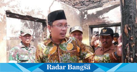 Bupati bantu pembangunan rumah kebakar,Senin (28/8) Di Tarik. (Foto : Radarbangsa)