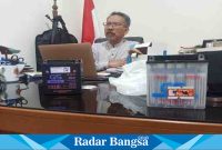 Ketua YLPK Jatim, Drs. M Said Sutomo perlihatkan contoh dua aki GS yang diduga palsu (Foto : FYW)