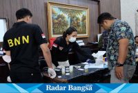  Giat Pelindo Regional 3 bersama BNN Jatim menggelar sosialisasi dan tes urine kepada sejumlah pekerja Pelindo