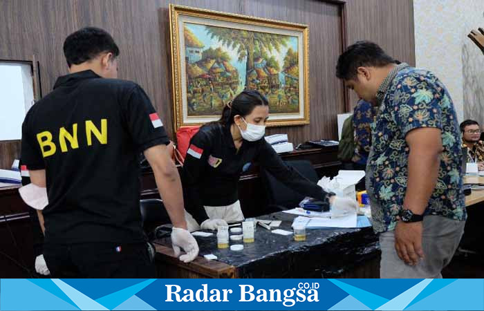  Giat Pelindo Regional 3 bersama BNN Jatim menggelar sosialisasi dan tes urine kepada sejumlah pekerja Pelindo