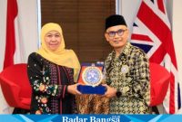 Gubernur Jatim, Khofifah Indar Parawansa saat menghadiri Gatrhering PC IKA Unair UK di gedung KBRI di London