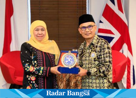 Gubernur Jatim, Khofifah Indar Parawansa saat menghadiri Gatrhering PC IKA Unair UK di gedung KBRI di London