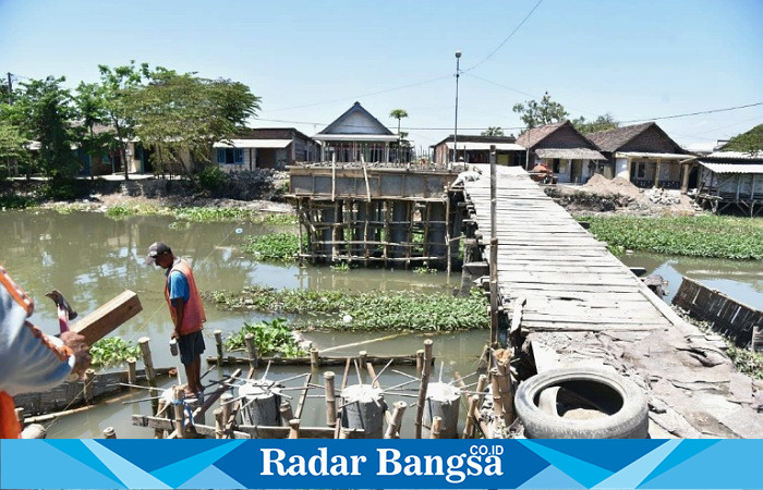 Jembatan klurak rampung Prediksi Rampung November ,Senin (11/9) Foto (Radarbangsa)