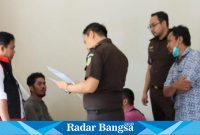 Tim Penyidik Kejaksaan Negeri Lamongan saat menggeledah kantor balai desa Sukodadi Kecamatan Sukodadi, Senin (11/9) (Dok Istimewa)