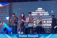 Bupati Bondowoso, Drs. KH. Salwa Arifin menghadiri malam Apresiasi Pemerintah Daerah Indonesia (APDI) B-Universe 2023 yang bertempat di Ballroom Hotel JS Luwansa Kuningan Jakarta, Selasa (12/09/2023)