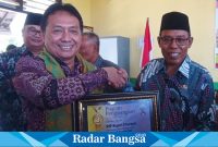 Deputi Bidang Pengendalian Penduduk BKKBN Saat Memberikan Apresiasi atas Pencapaian SMPN 2 Kuripan dalam Meraih juara 1 regional 3 dan juara 3 tingkat nasional SSK Paripurna (Dok foto Istimewa)