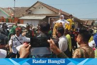 Potret warga masyarakat desa Mekar Jaya, kecamatan Cidaun, kabupaten Cianjur, provinsi Jawa Barat dan sekitarnya antusias menyambut kedatangan dalam agenda kunjungan kerja Neng Eem Marhamah Zulfa Hiz, S. Th.I., MM anggota DPR RI dari praksi PKB sambil menggotong bersama lewat budaya singa depok khas Mekar Jaya (Dok photo RadarBabgsa.co.id/AE Nasution)