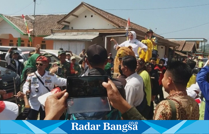 Potret warga masyarakat desa Mekar Jaya, kecamatan Cidaun, kabupaten Cianjur, provinsi Jawa Barat dan sekitarnya antusias menyambut kedatangan dalam agenda kunjungan kerja Neng Eem Marhamah Zulfa Hiz, S. Th.I., MM anggota DPR RI dari praksi PKB sambil menggotong bersama lewat budaya singa depok khas Mekar Jaya (Dok photo RadarBabgsa.co.id/AE Nasution)