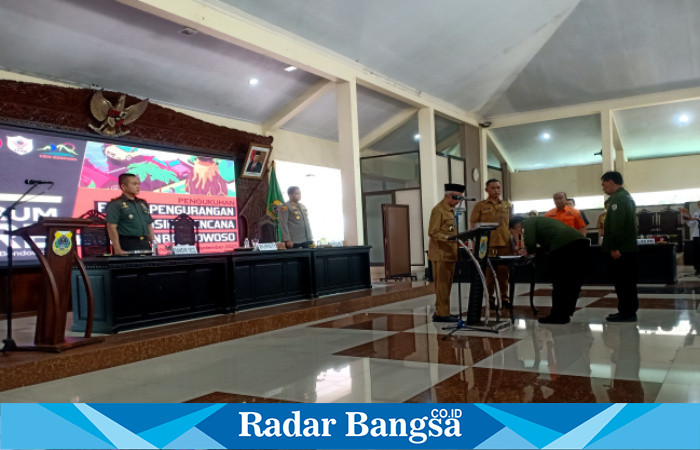 Dalam upaya untuk menjaga keselamatan dan kesejahteraan masyarakat, Bupati Bondowoso KH. Salwa Arifin Mengukuhkan pengurus Forum pengurangan Bencana di Kabupaten Bondowoso, Selasa (19/9/2023)