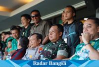 Pertandingan antara Persebaya melawan Arema yang berlangsug di Gelora Bung Tomo, Surabaya pada Sabtu (23/09/2023) tak lepas dari perhatian Pangdam V/Brawijaya, Mayjen TNI Farid Makruf.