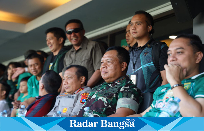 Pertandingan antara Persebaya melawan Arema yang berlangsug di Gelora Bung Tomo, Surabaya pada Sabtu (23/09/2023) tak lepas dari perhatian Pangdam V/Brawijaya, Mayjen TNI Farid Makruf.