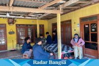 Babinsa Koramil 0822/11 Tapen, Kodim 08 Sertu Robi Widiawan berkeliling Desa untuk melaksanakan Komunikasi Sosial (Komsos) di Desa Cindogo Kecamatan Tapen Kabupaten Bondowoso, Selasa (26/09/2023).