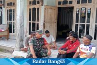 Babinsa Koramil 0822/10 Wonosari menyambangi warga di wilayah Desa Traktakan, Kecamatan Wonosari, Kabupaten Bondowoso, Rabu (27/9/2023).