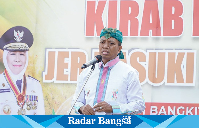 Sekertaris Daerah Kabupaten Lamongan Moch. Nalikan, saat berangkatkan kirab pataka di Depan Kantor Pemerintah Kabupaten Lamongan, Kamis (28/9/2023) (Dok foto Ist)